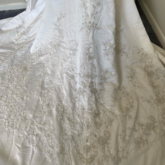 David’s Bridal Sweetheart neckline wedding dress, ball gown - Picture 8 of 12